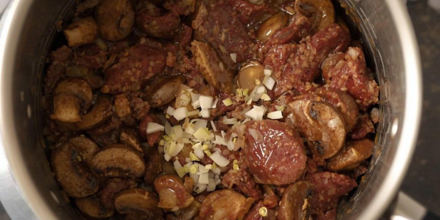 Mix the beef trim, shallots and mushrooms.