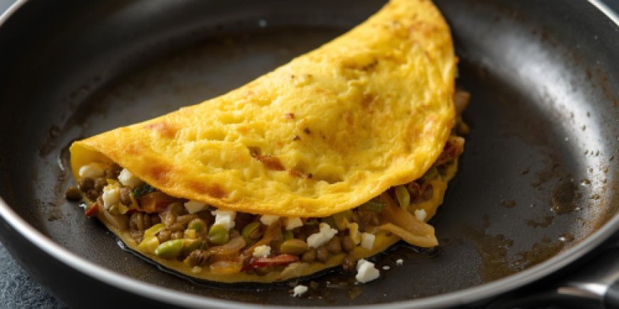 Add the filling in the omelette.