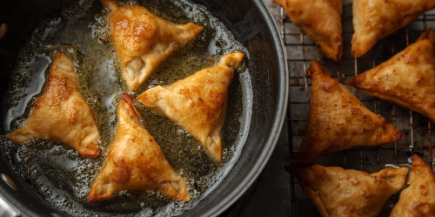 Fry the samosas.